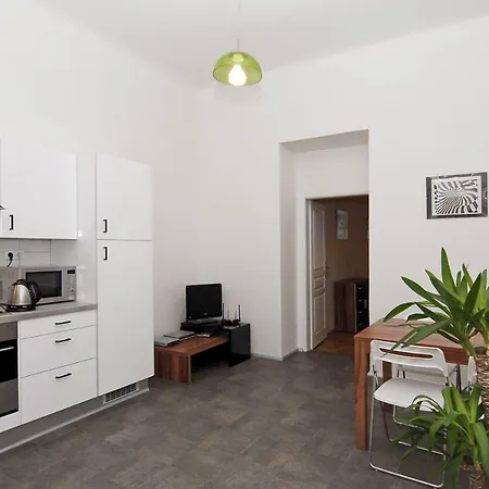 Kostnicke Square Апартаменты Прага